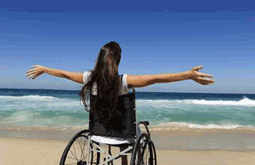 RolliCare® e. K. - Frau im Rollstuhl am Strand